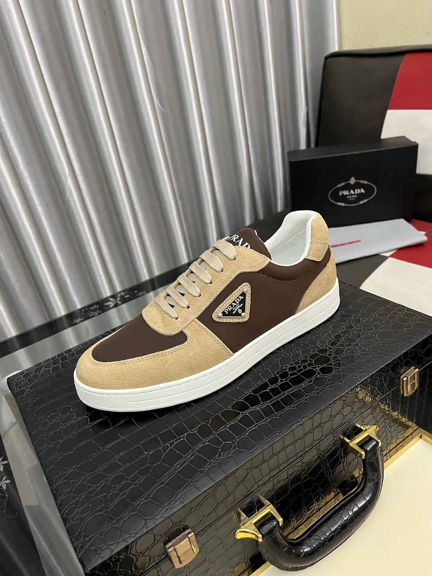 Men's shoes 💰440⌚️⌚️【PRADA】Prada ~ unique and casual style. New models from Prada official website are coming [Celebrate][Celebrate]🏃High-end brand casual shoes ➕Full set of packaging😍😍 Men's 2023 counters are on sale simultaneously, Italian imported brands select first-layer Italian cowhide. 🐑Sheepskin lining (refuses to discolor and rub feet) Sole: Original sole specially provided by the original factory 🎬Better in kind Size number: 38-444️⃣Colors available